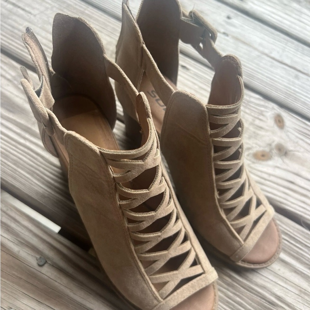 Soda Tan Heels with Open-Toe Design and Stacked Heel Size 7 - Picture 5 of 5